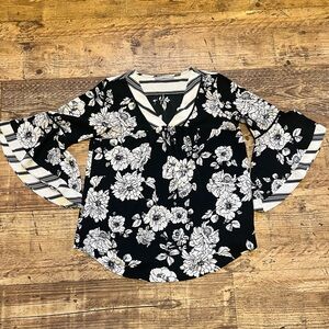 Valerie Stevens S Black & White Floral Bell Sleeve Blouse, Crepe Top V Neck Boho